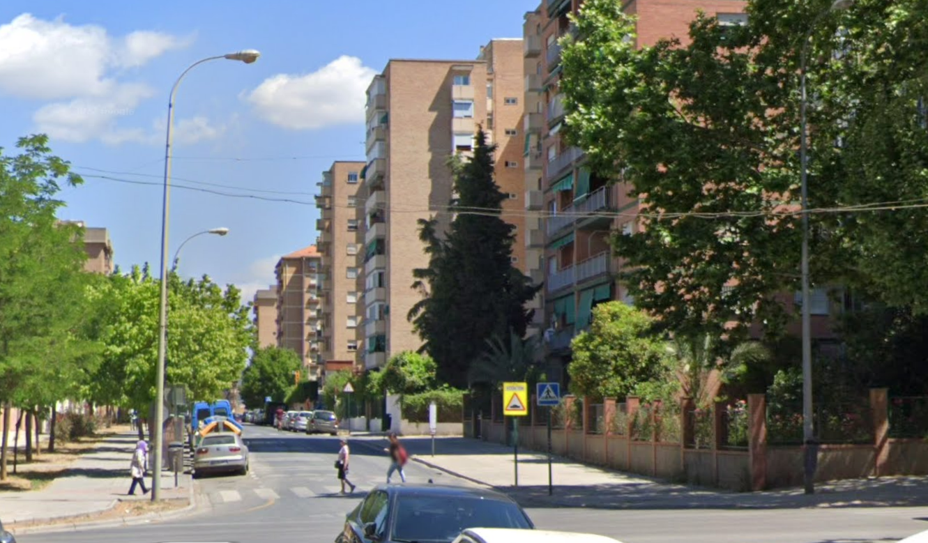 La calle de Granada en la que se ha producido el terrible incendio donde ha fallecido un bebé.