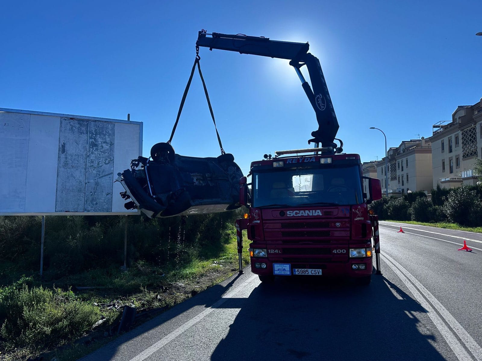 La grúa del seguro retira el vehículo volcado durante más de dos semanas en El Puerto.