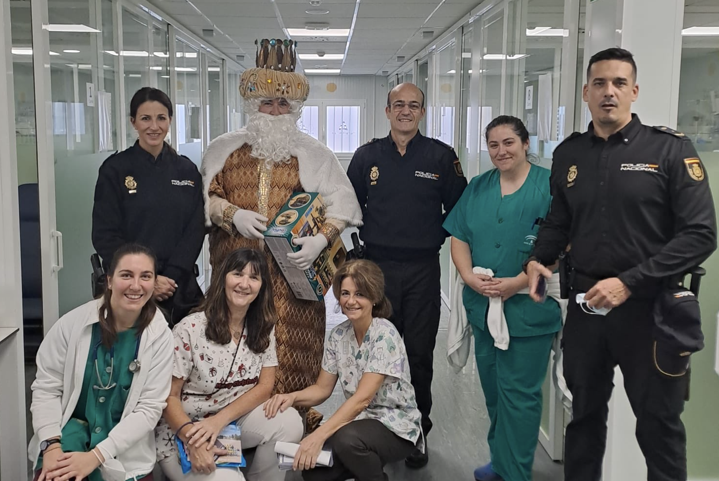 Visita de Melchor y la Policía Nacional a la UGC Pediatría del Hospital Universitario de Jerez.