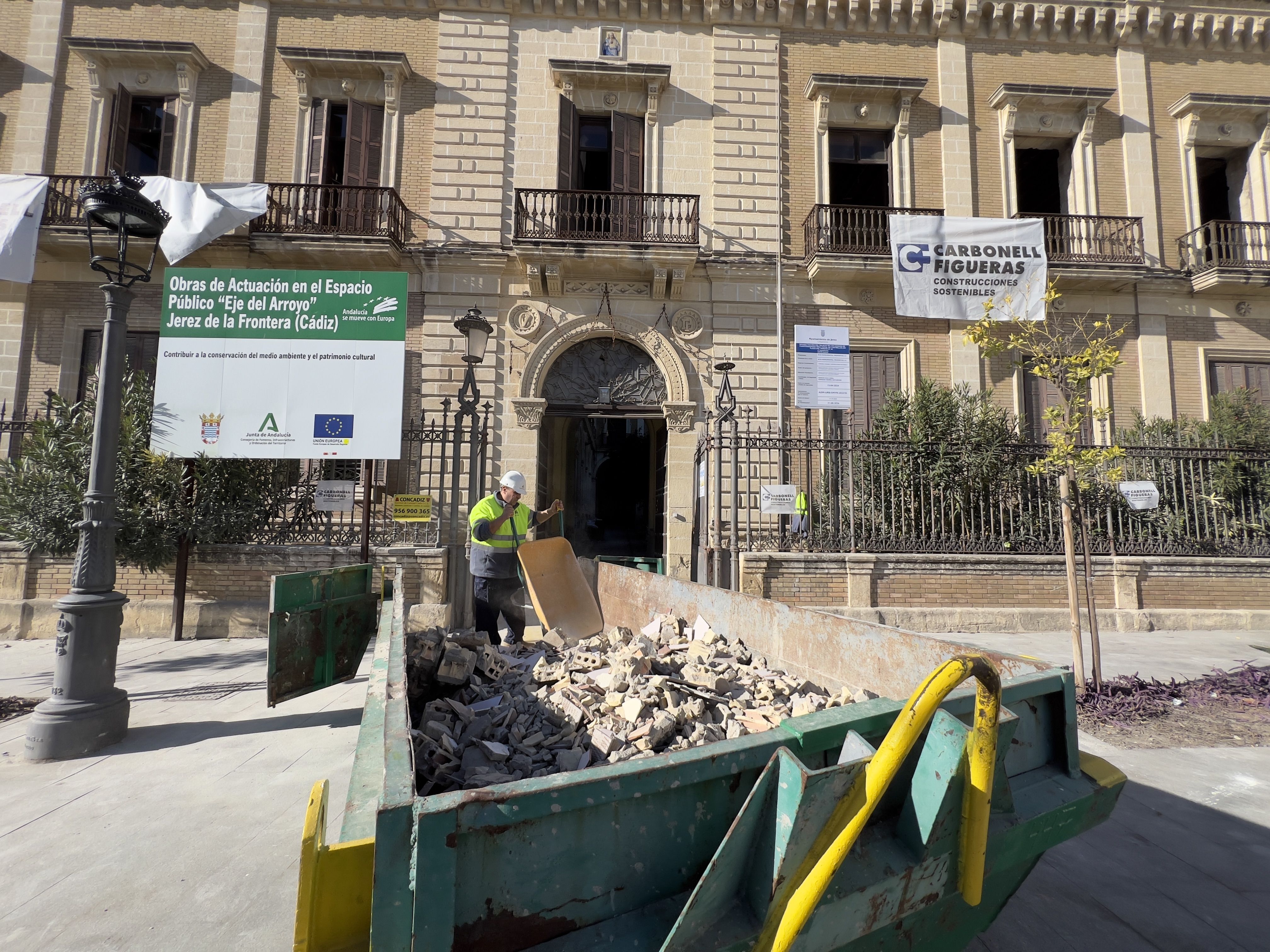 Un operario, estos días, en las obras del futuro hotel que albergará la antigua comisaría del Arroyo, en Jerez.