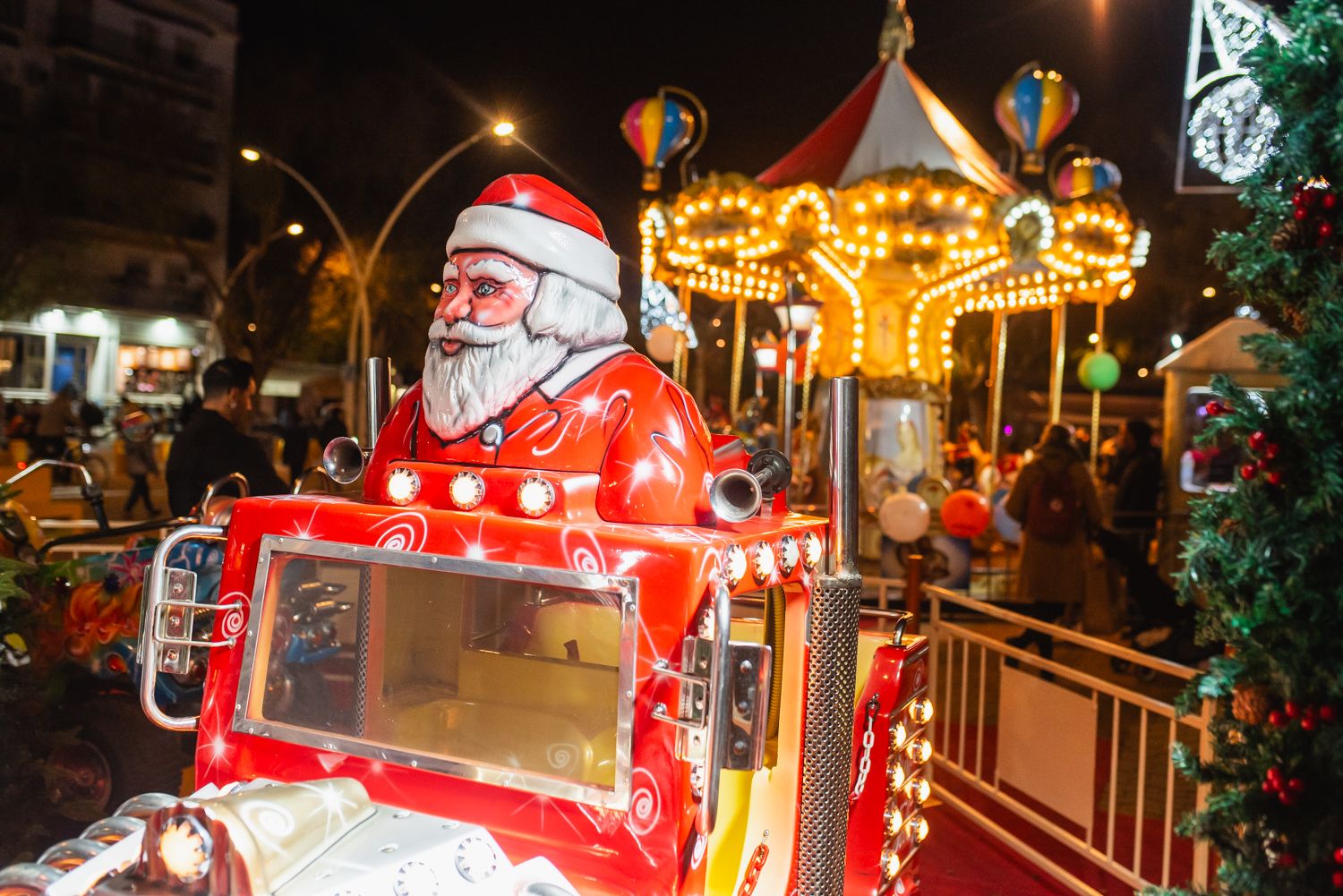 Una atracción de Papá Noel, en Sevilla, en la víspera de Nochebuena.