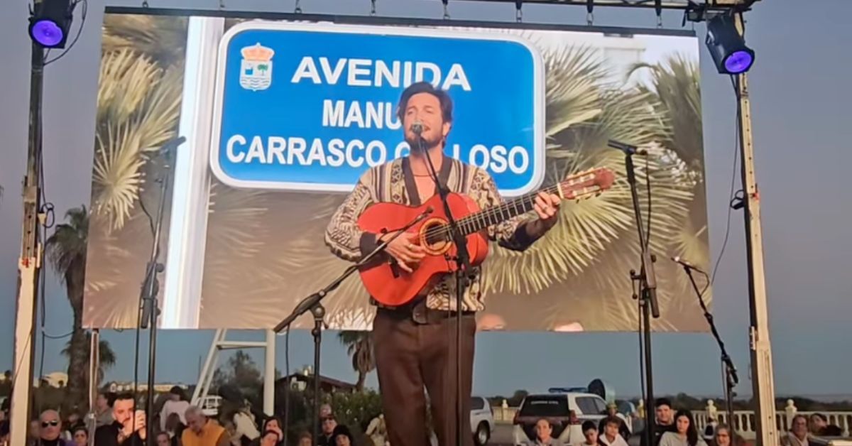 Manuel Carrasco, cantando 'Soy afortunado', en la inauguración de la avenida que lleva su nombre.   FOTO: EL MAR DE ISLA CRISTINA