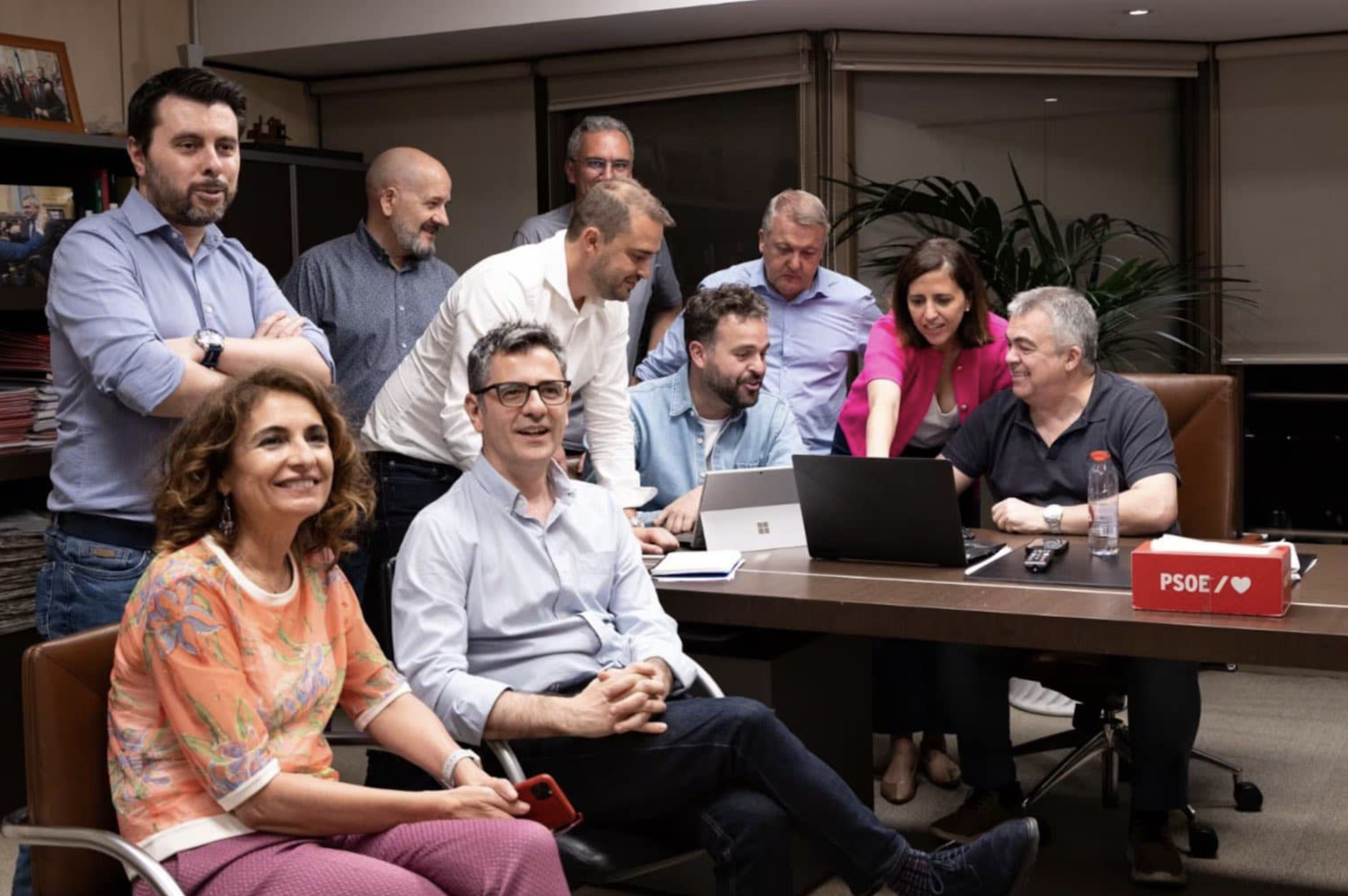 En primer término, María Jesús Montero; en el escritorio, junto a Santos Cerdán (a la derecha, sentado), Juanfran Serrano, en la noche de las últimas elecciones catalanas.