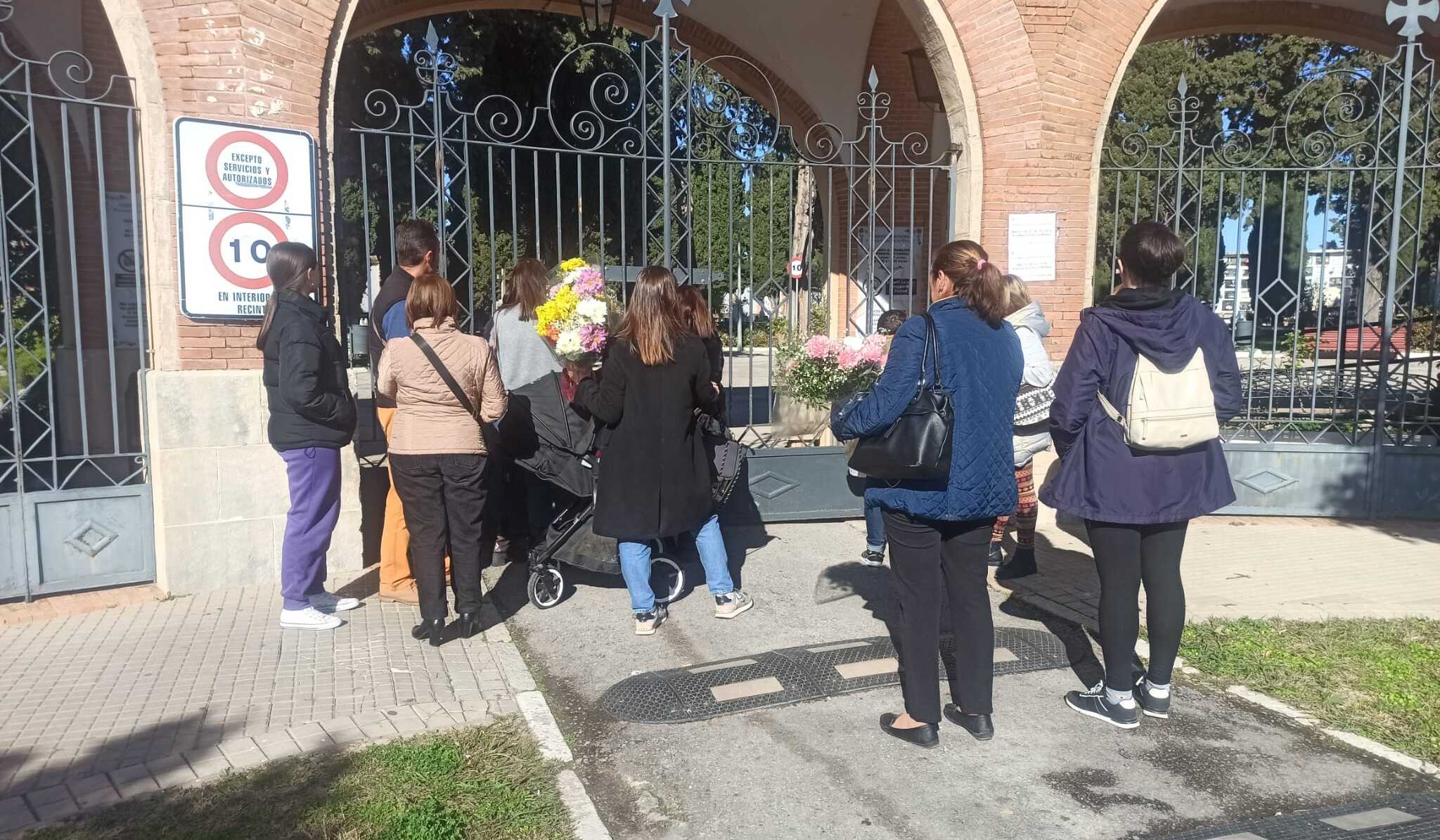 Varias personas, a las puertas del cementerio de Jerez, sin poder acceder.