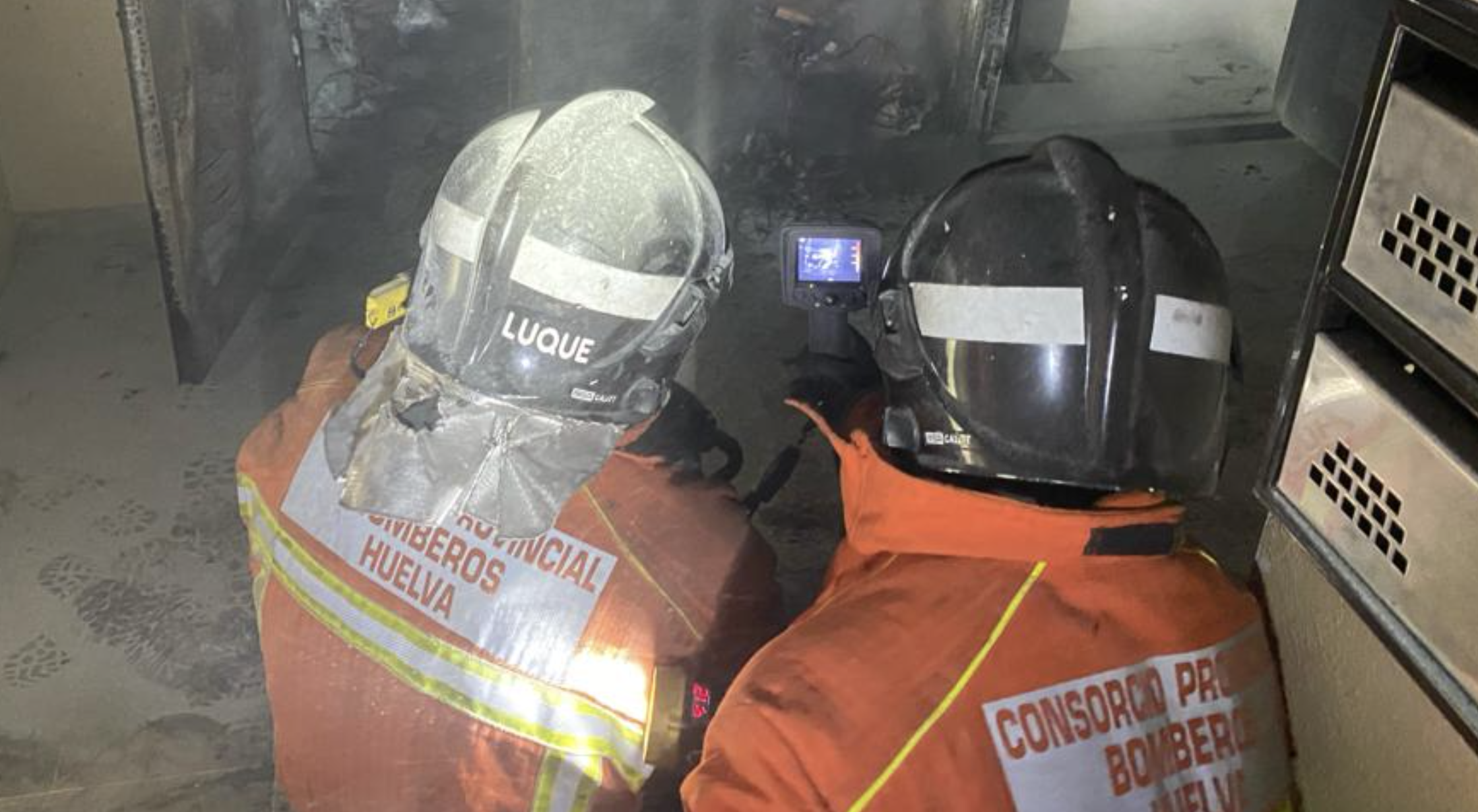 Imagen de archivo de una intervención en un incendio de bomberos de Huelva. 