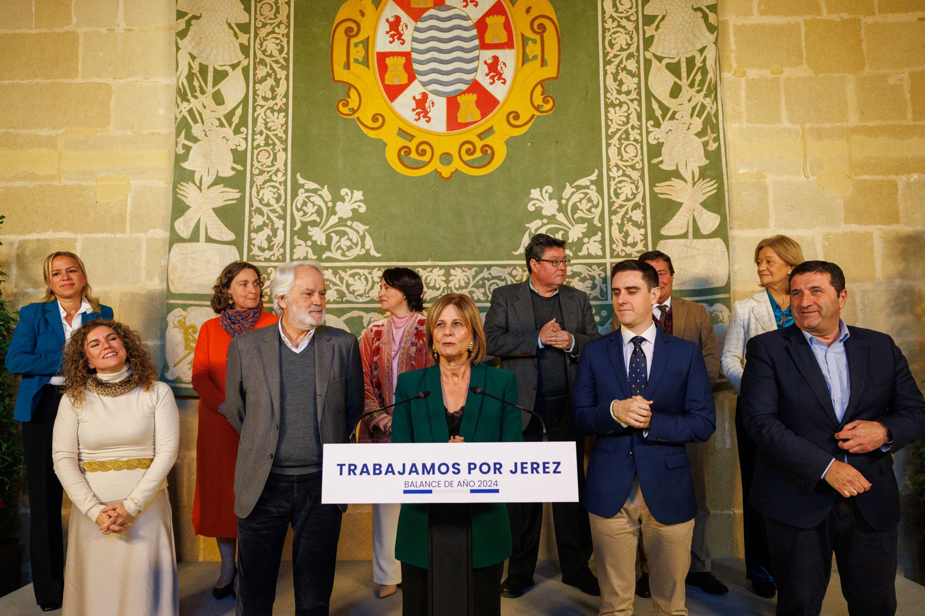 La alcaldesa, María José García-Pelayo, con su equipo de gobierno, en el balance del año.