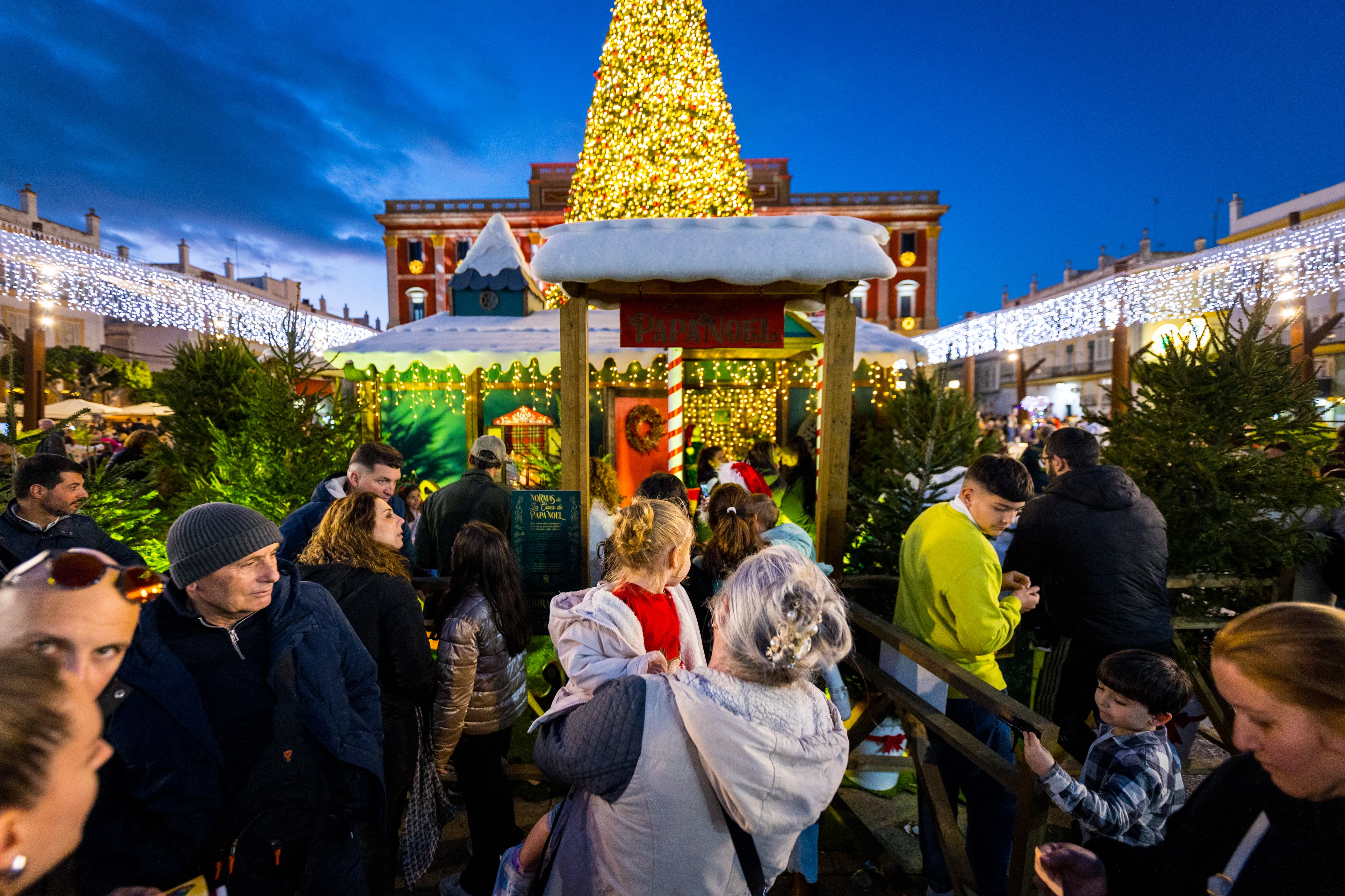 Gran cantidad de público visitando la casa de Papá Noel.