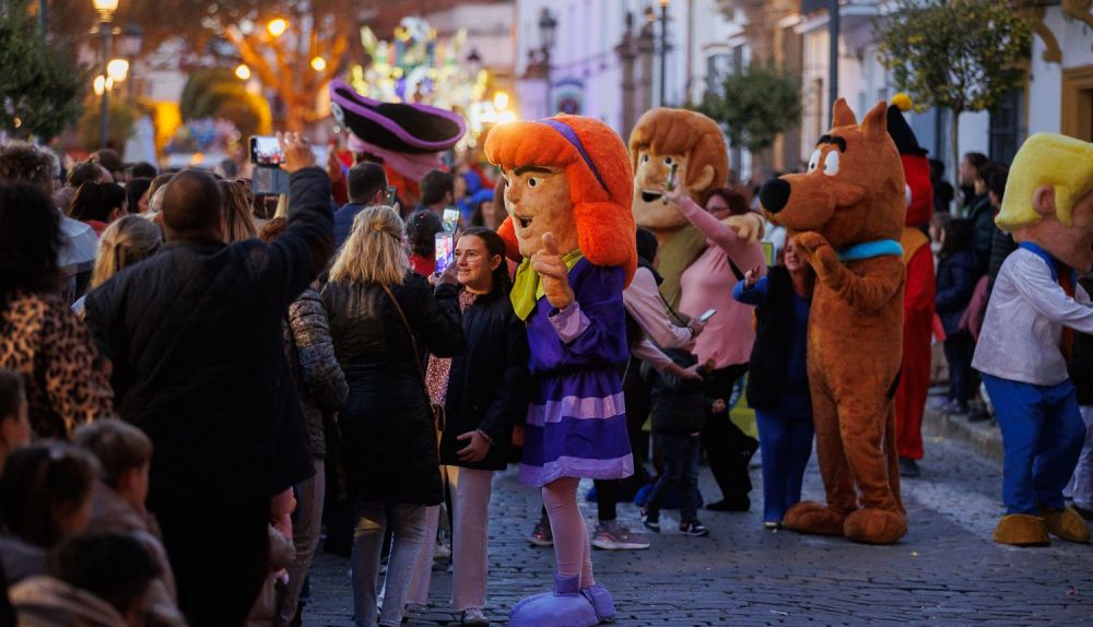 Los figurantes haciendo disfrutar a los niños y niñas. 