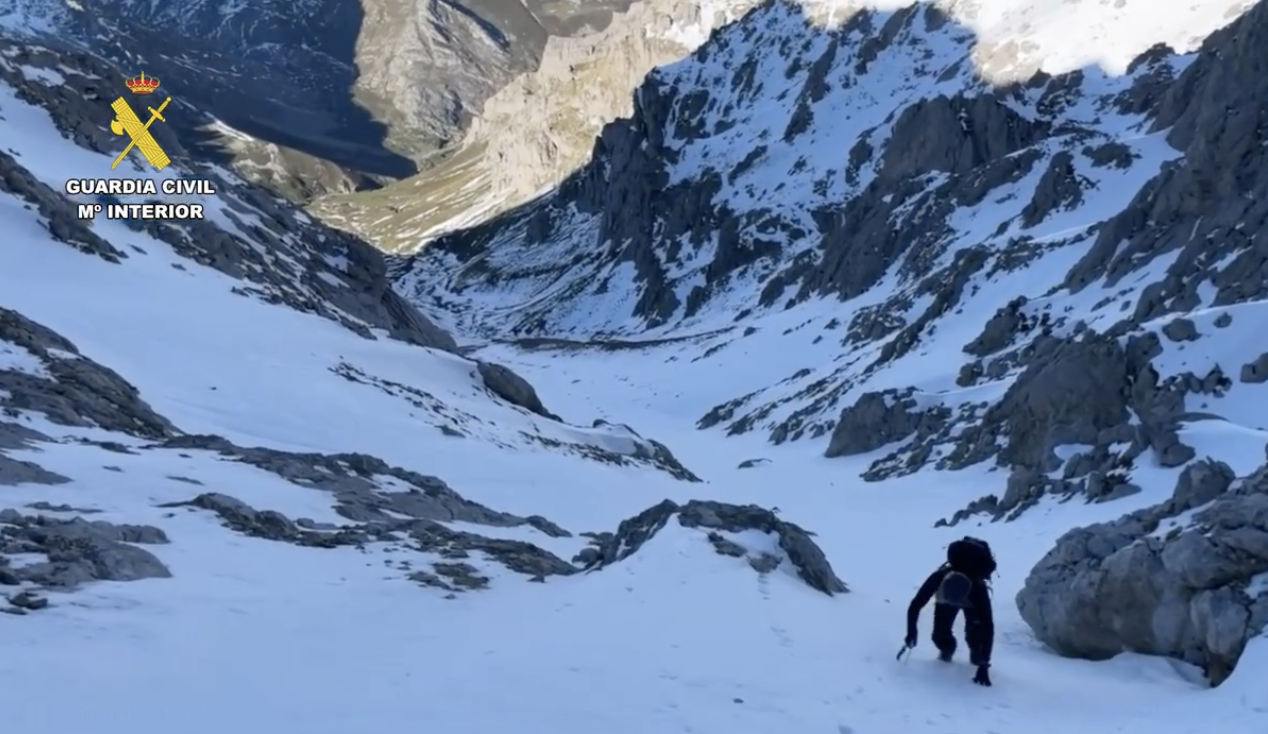 La UME se incorpora a la búsqueda del chico de 23 años desaparecido en los Picos de Europa.