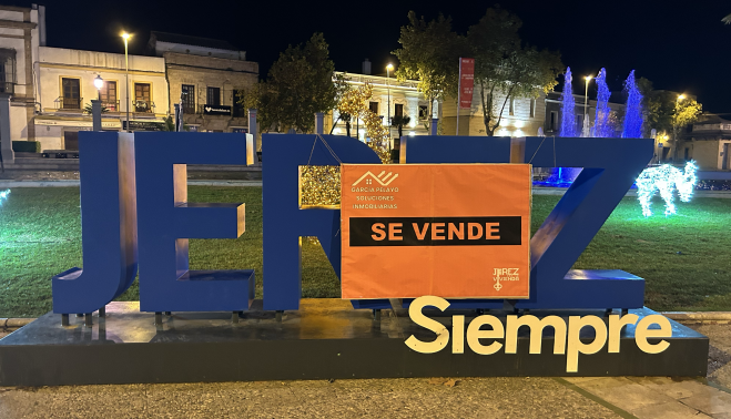 Uno de los carteles que colocó anoche el colectivo Jerez por la Vivienda.