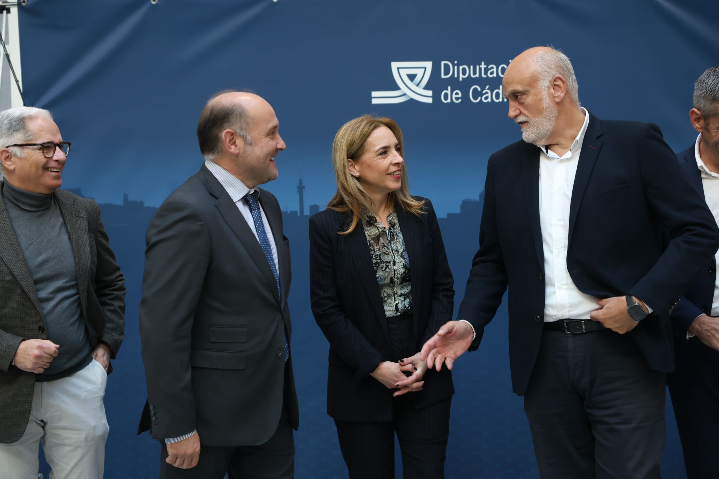 Almudena Martínez, con los vicepresidentes Juancho Ortiz y Javier Vidal, en Diputación.