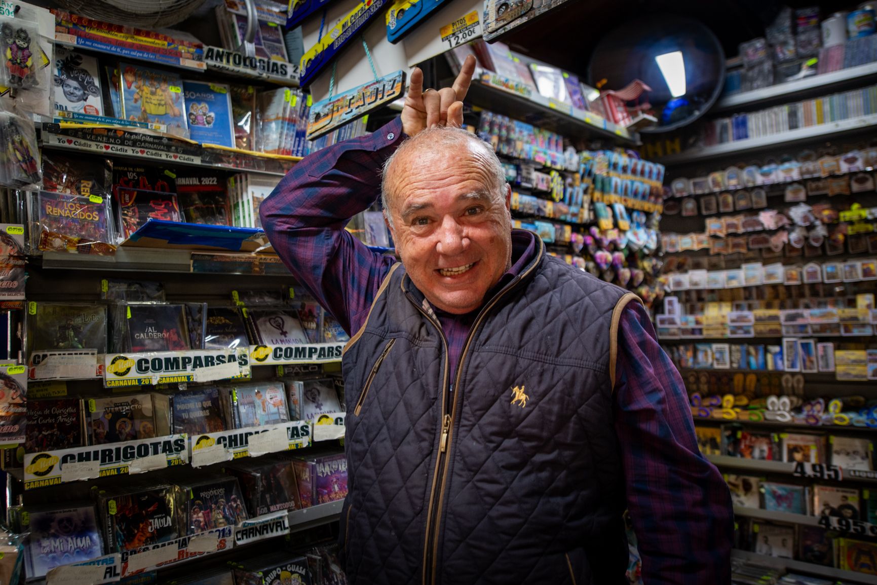 Vicente Cabrera bromea en la mítica tienda de música de carnaval junto al Mercado Central.