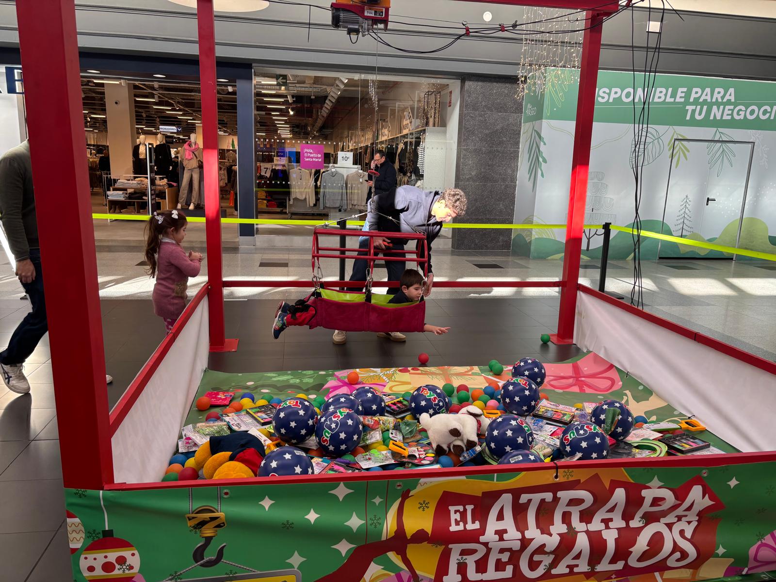 Uno de los participantes en el Atrapa regalos en el centro comercial El Paseo de El Puerto.