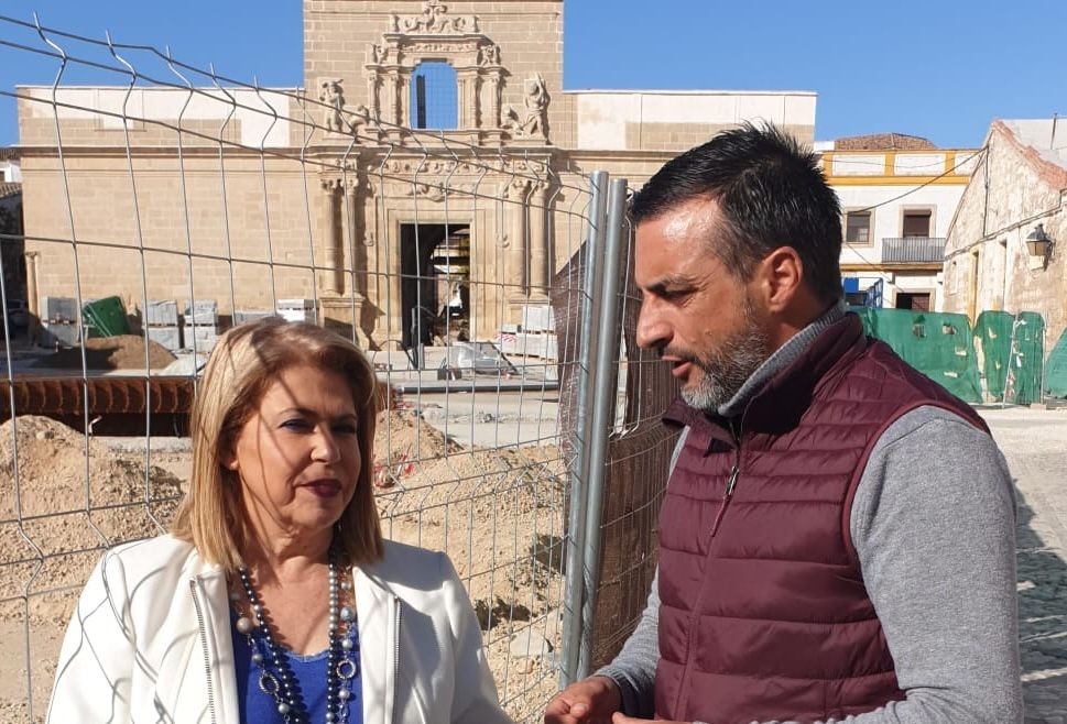 La diputada Mamen Sánchez y el portavoz José Antonio Díaz, frente al Palacio Riquelme de Jerez.