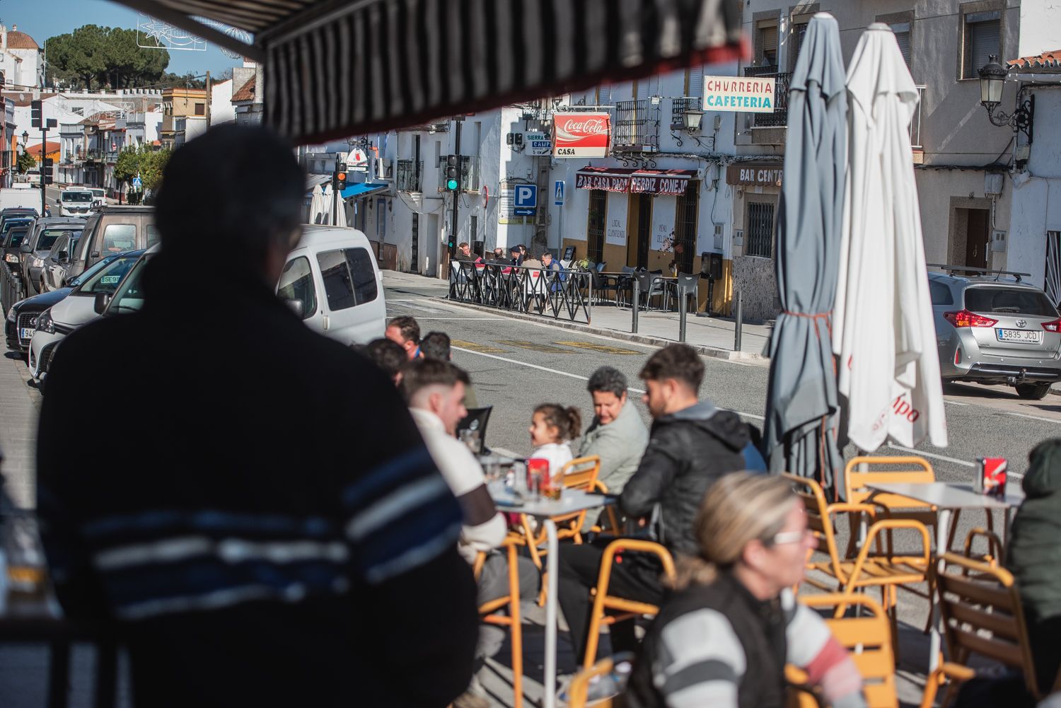 Una terraza en El Ronquillo, junto a la carretera principal que conecta con la A-66.