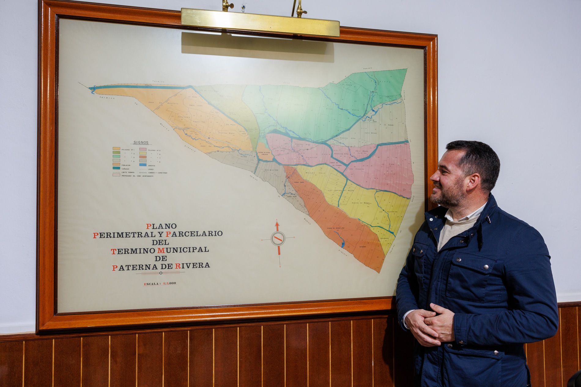 El alcalde de Paterna de Rivera, Andrés Clavijo, ante un mapa histórico del municipio, en el Ayuntamiento de la localidad de La Janda, en días pasados.