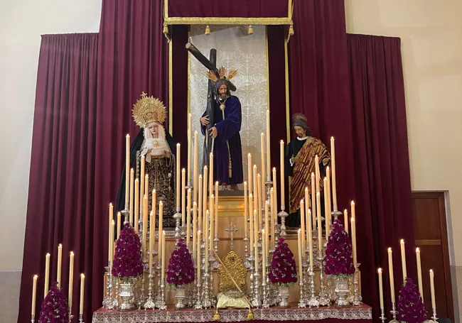 El San Juan en el altar donde se veneran a los titulares de la cofradía malagueña.