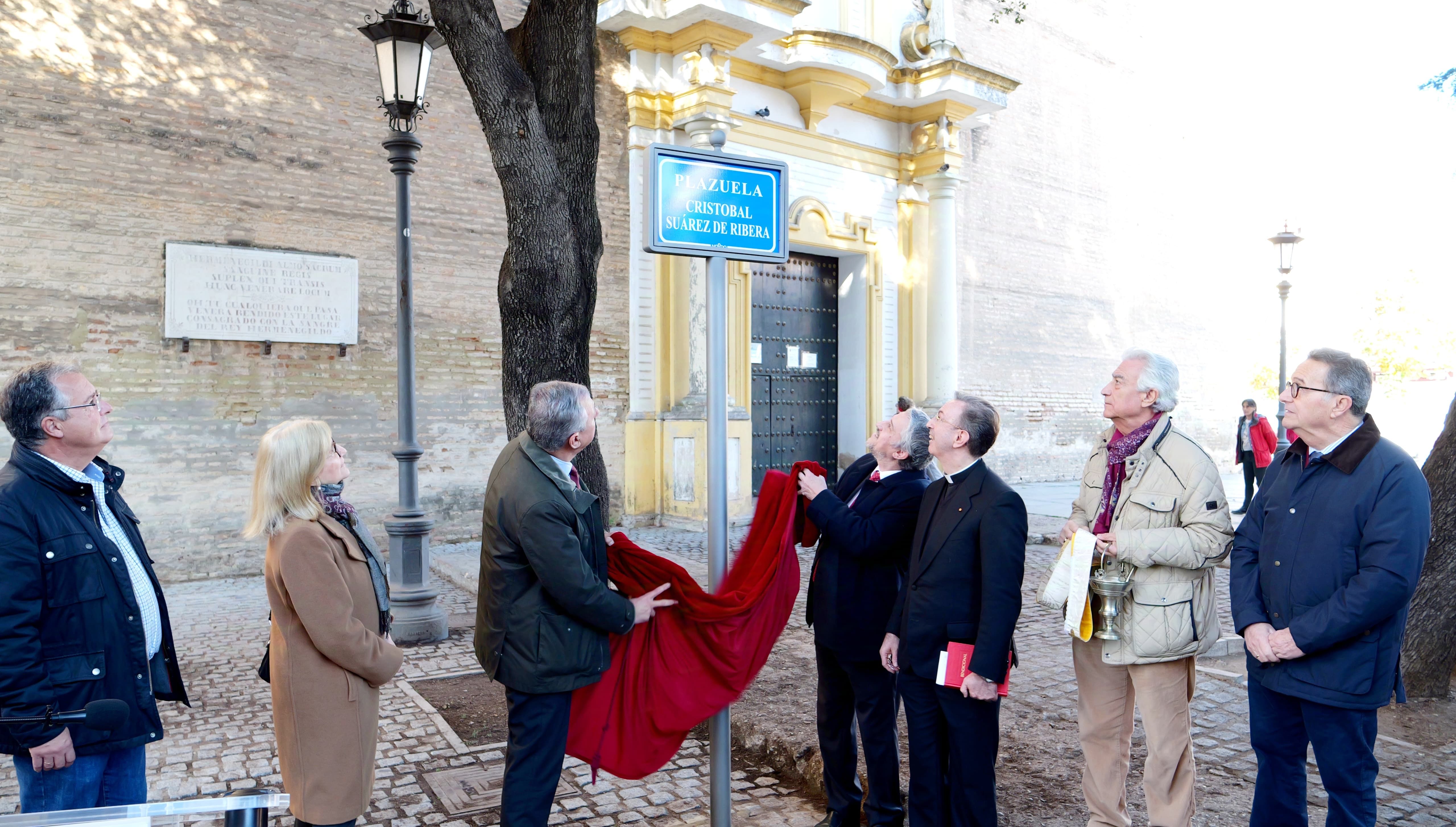 Sevilla homenajea al creador de San Hermenegildo. El alcalde descubriendo placa que da nombre a la plazuela. 