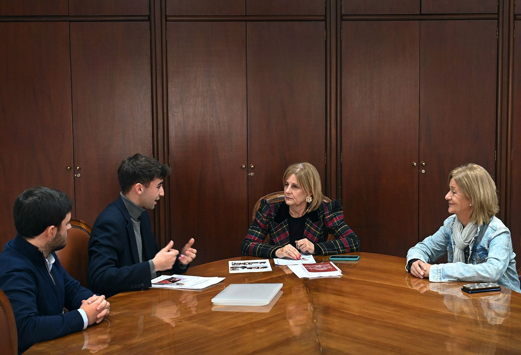 María José García-Pelayo y Carmen Pina, con los representantes de Lideremos.