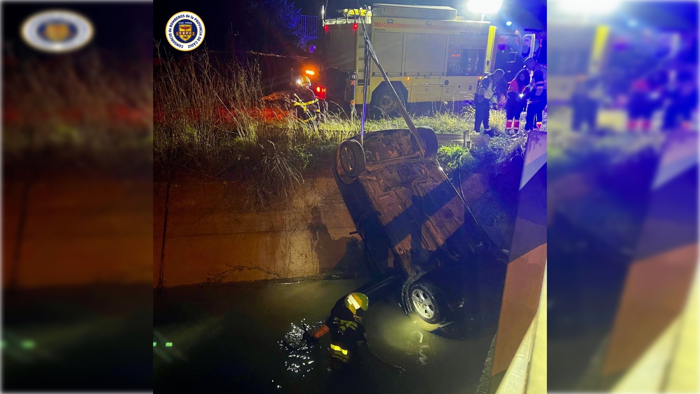 Los bomberos rescatando el coche, con el que solo pudieron certificar la muerte del conductor.