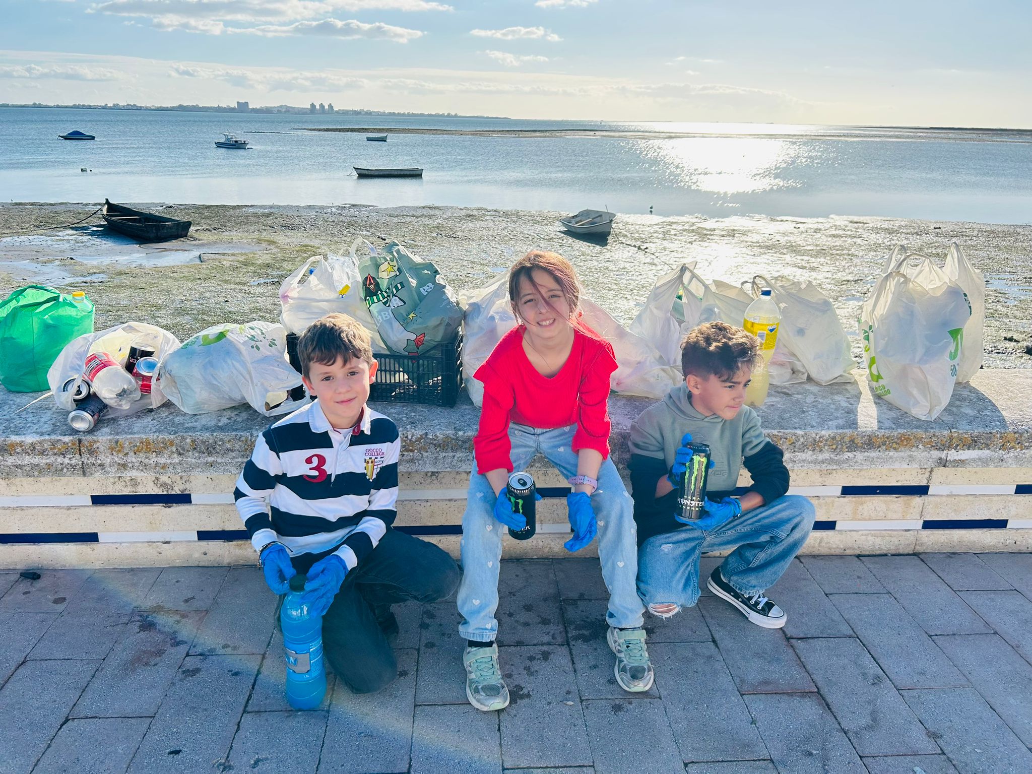 Sirah, Mario y Antonio, los niños de Puerto Real que han limpiado el Paseo Marítimo.  CEDIDA