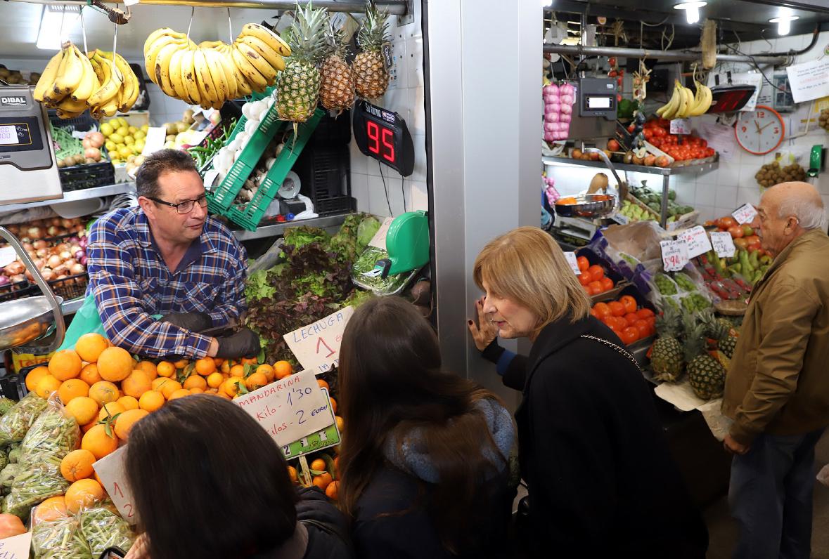 Visita de la alcaldesa de Jerez al Mercado de Abastos.