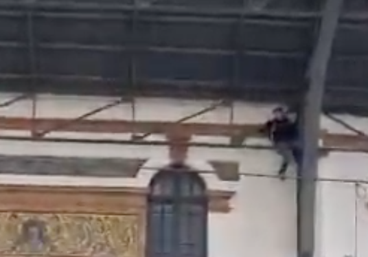 El hombre subido a la estación de trenes de Jerez.