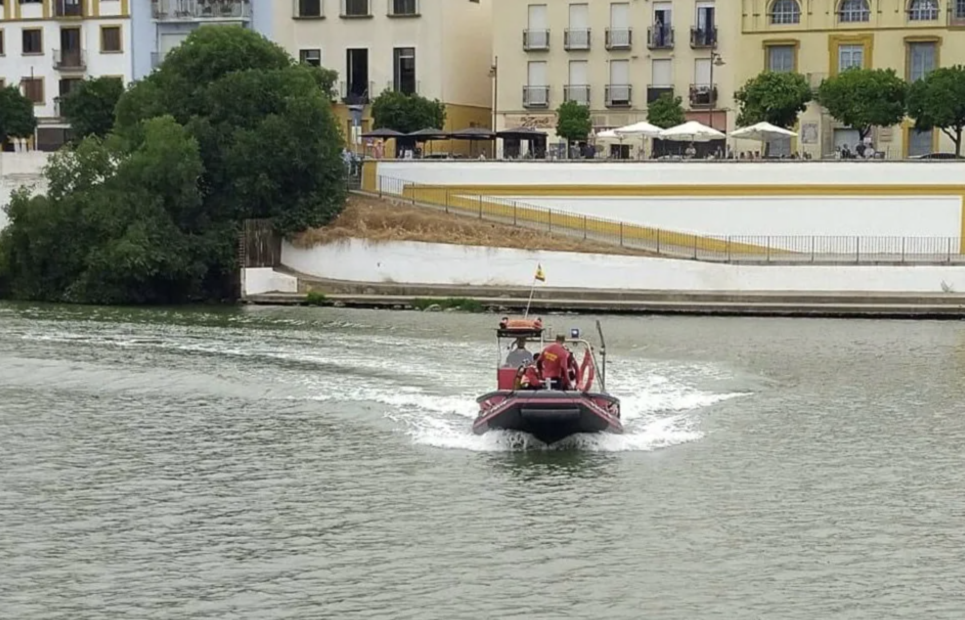 Fotografía de archivo de una intervencion de Bomberos Sevilla en el río Guadalquivir.