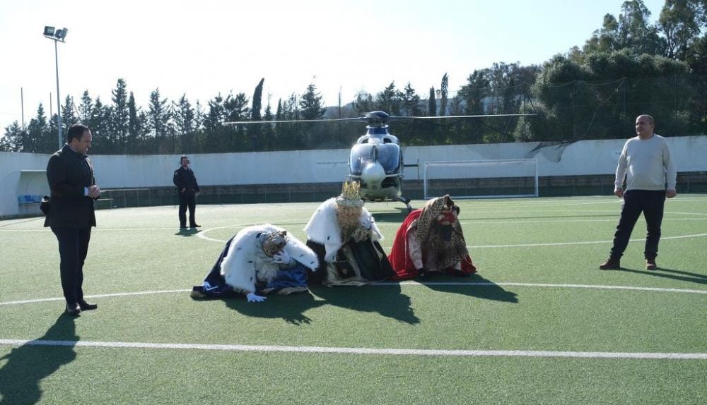 Llegada en helicóptero de los Reyes Magos a Vejer.