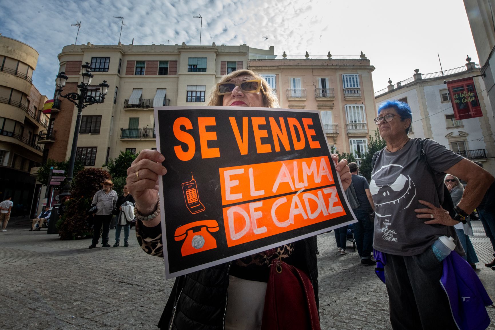 'Cádiz resiste' clama contra la turistificación y el precio de la vivienda.