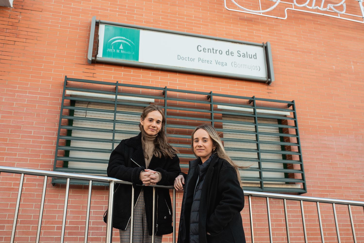 Marta y Elena, dos hermanas enfermeras que han tenido que emigrar para poder trabajar.