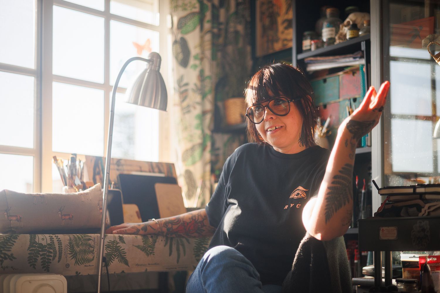 La artista Dora Moth en su casa-estudio de La Plata.