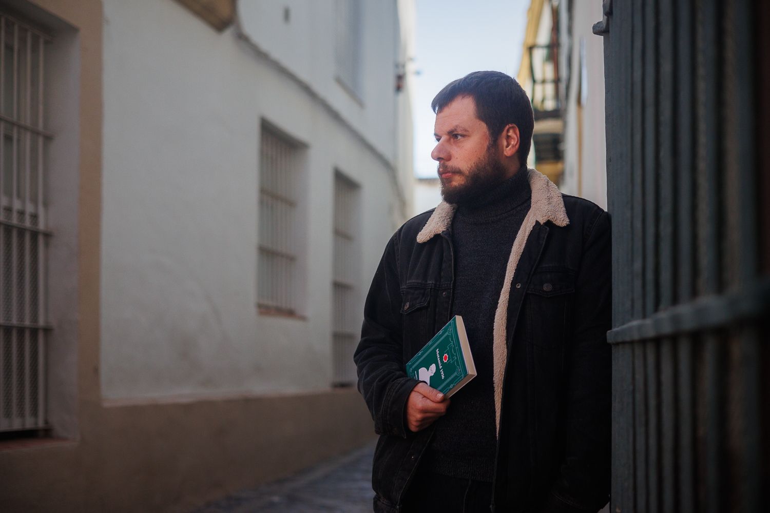 Mario Solís Prieto posa para lavozdelsur.es en el centro histórico de Jerez.