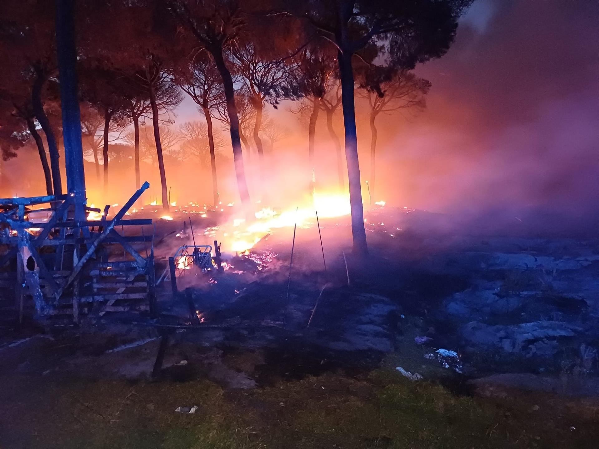 Imagen de un incendio en un asentamiento.