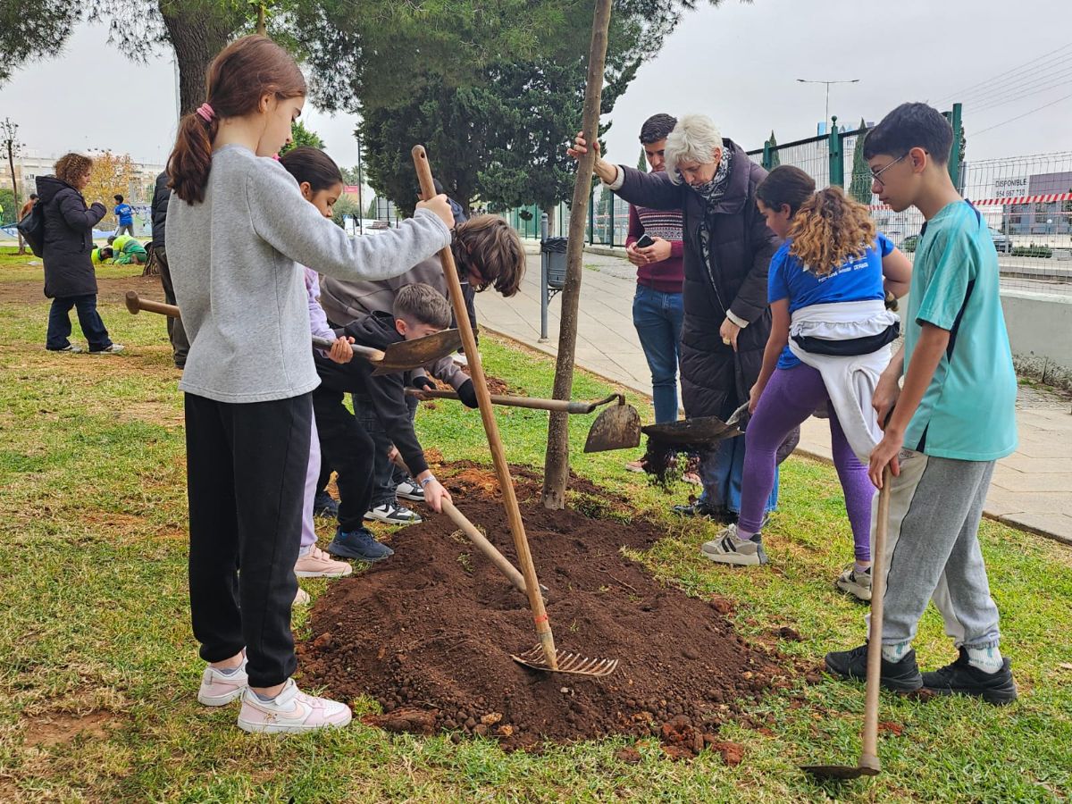 Jornada de plantación protagonizada por Jóvenes y la delegada de Medio Ambiente de Alcalá de Guadaíra.