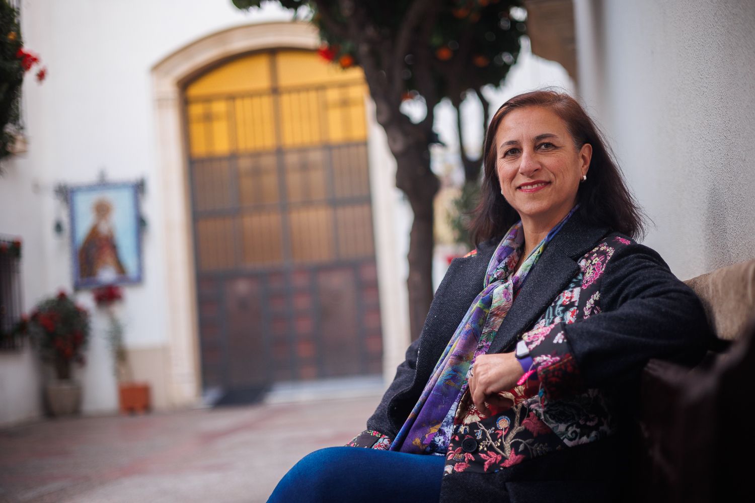 La hermana mayor en el patio de la capilla. 