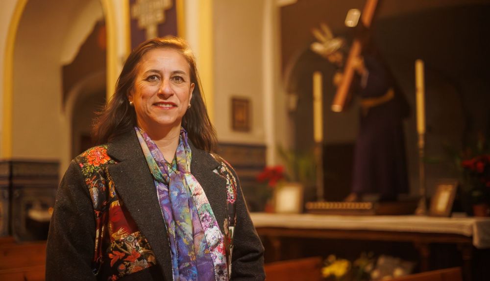 Ante el altar donde se venera a Jesús Nazareno. 