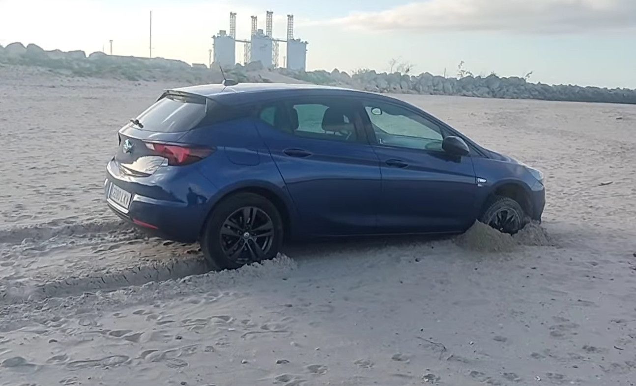 Coche atascado en la arena de la playa de La Puntilla en El Puerto.