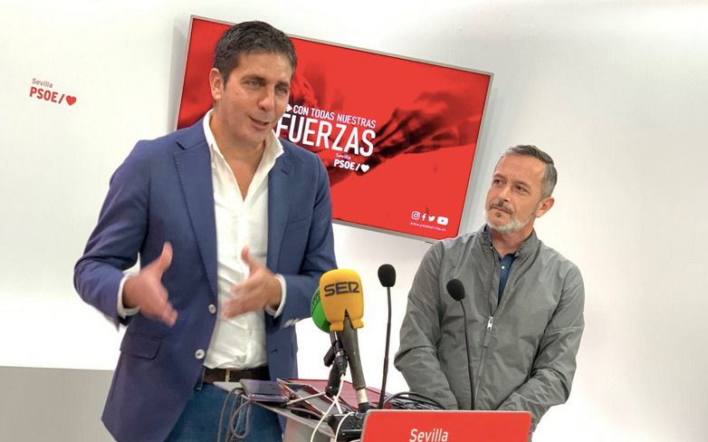 Pedro Madroñal, líder del PSOE de Mairena del Alcor, con Rafael Recio, secretario de organización del partido en la provincia.