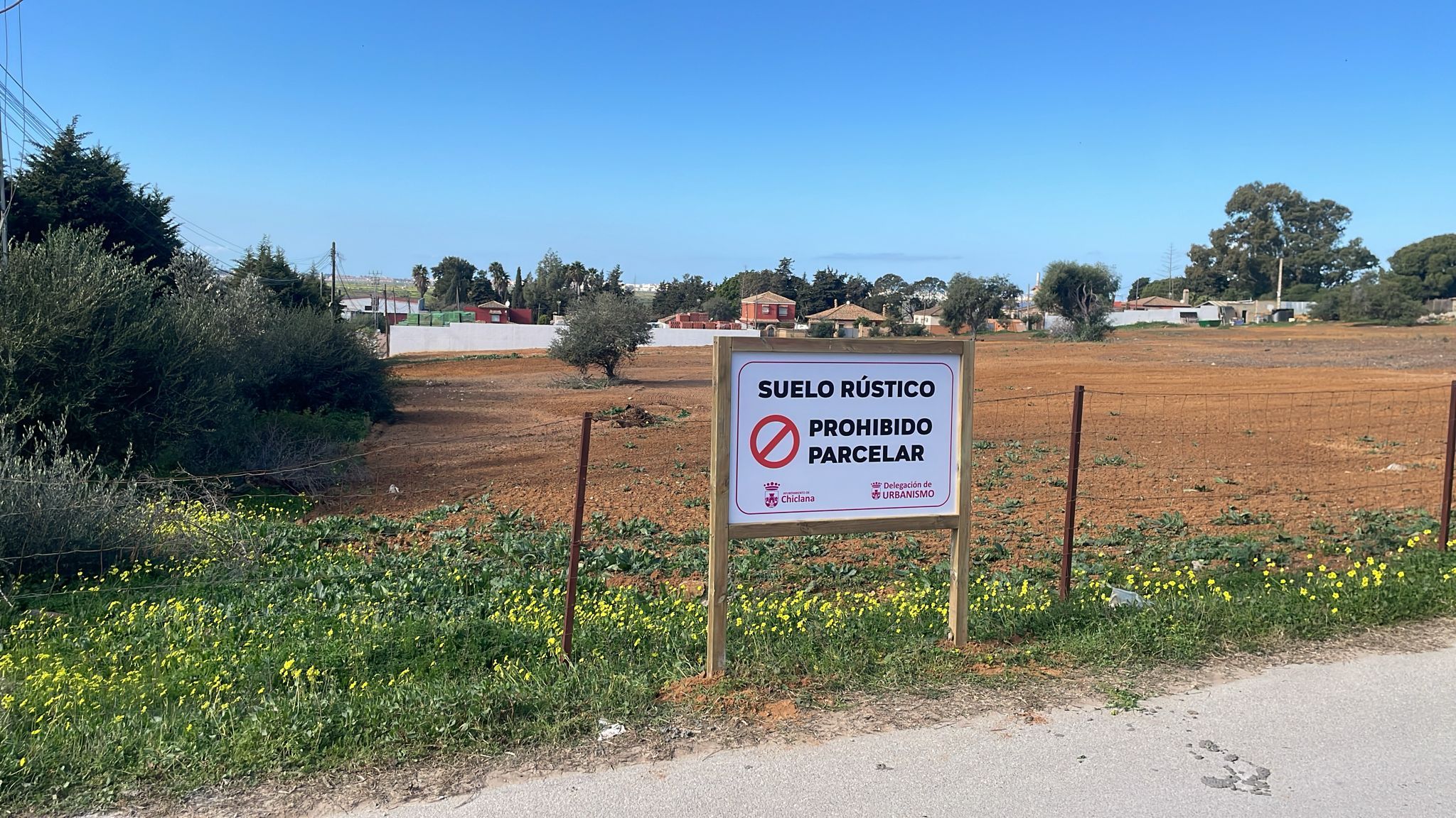 La Delegación de Urbanismo coloca carteles informativos para evitar las parcelaciones ilegales en Chiclana.