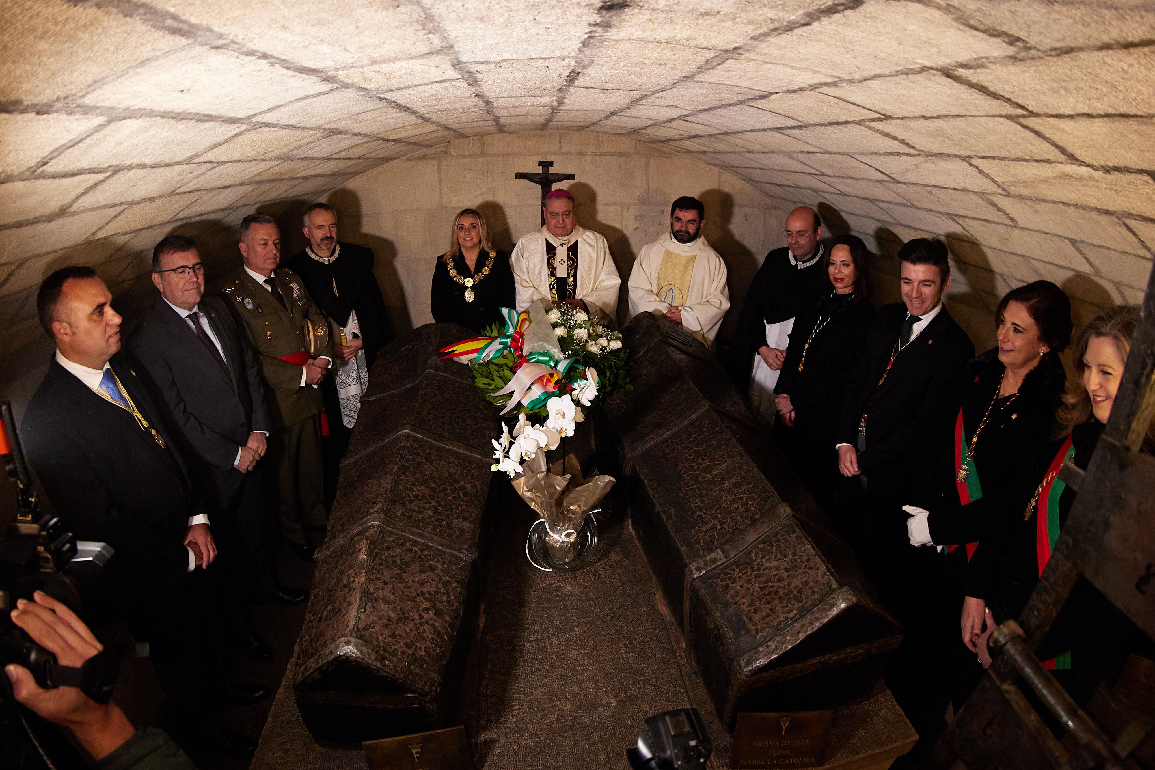 Un momento del acto de la Toma de Granada, este jueves 2 de enero, en la Capilla Real de la capital granadina y presidido por la alcaldesa Marifrán Carazo (en el centro de la imagen).