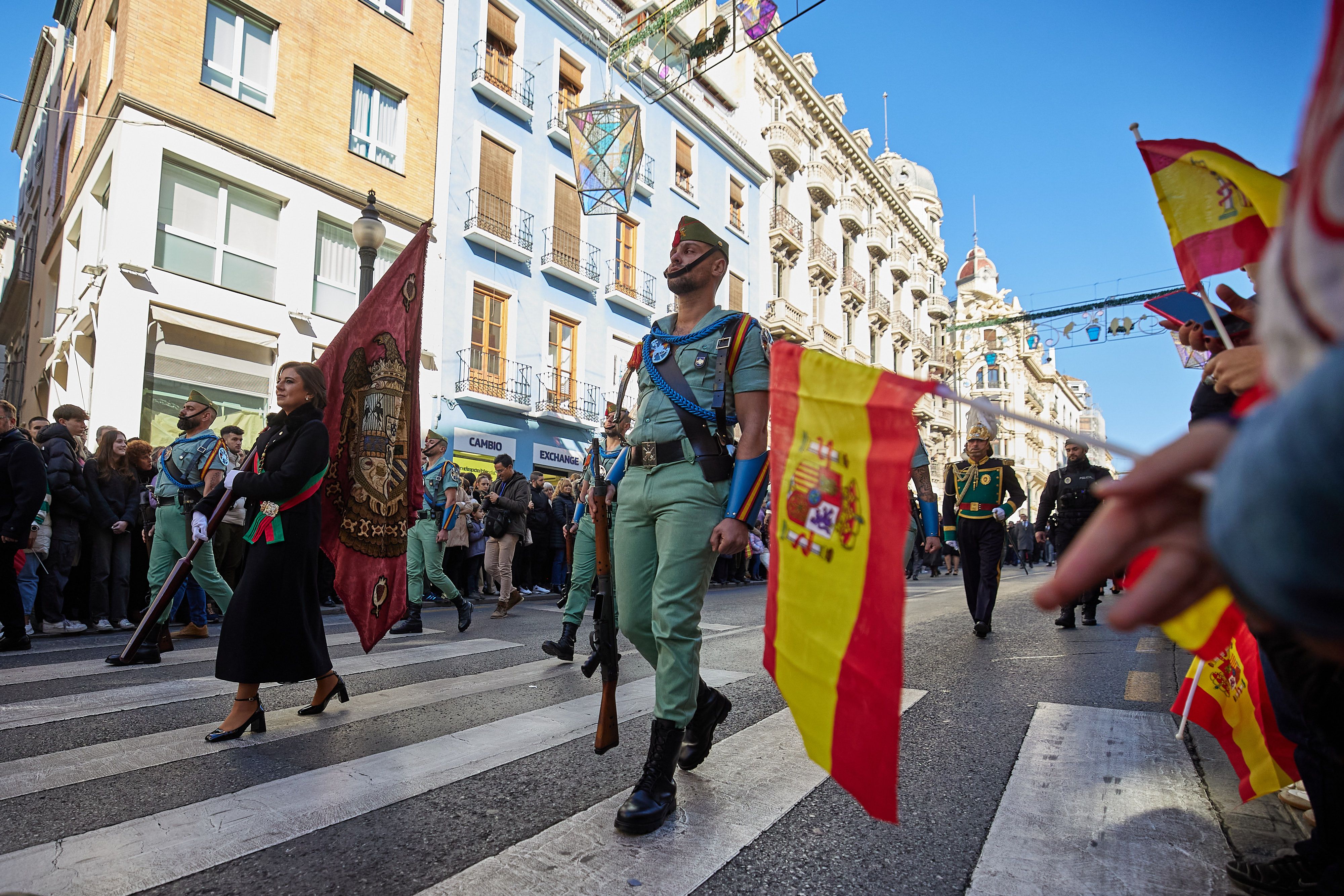 Desfile con legionarios por el centro de Granada, en la Toma de este 2 de enero de 2025.