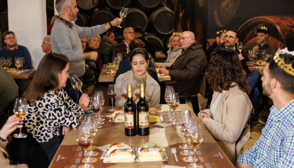 El director de comunicación de la bodega dirigiendo la cara de vinos. 