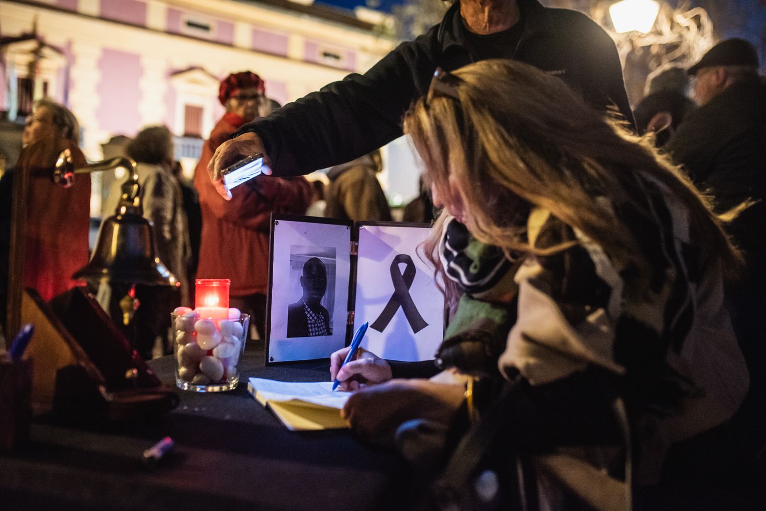 Concentración en la Plaza de la Gavidia de Sevilla, por la muerte del mantero Mamouth Bakhoum