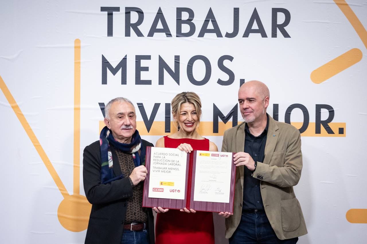 Yolanda Díaz en la firma del acuerdo por la jornada laboral.