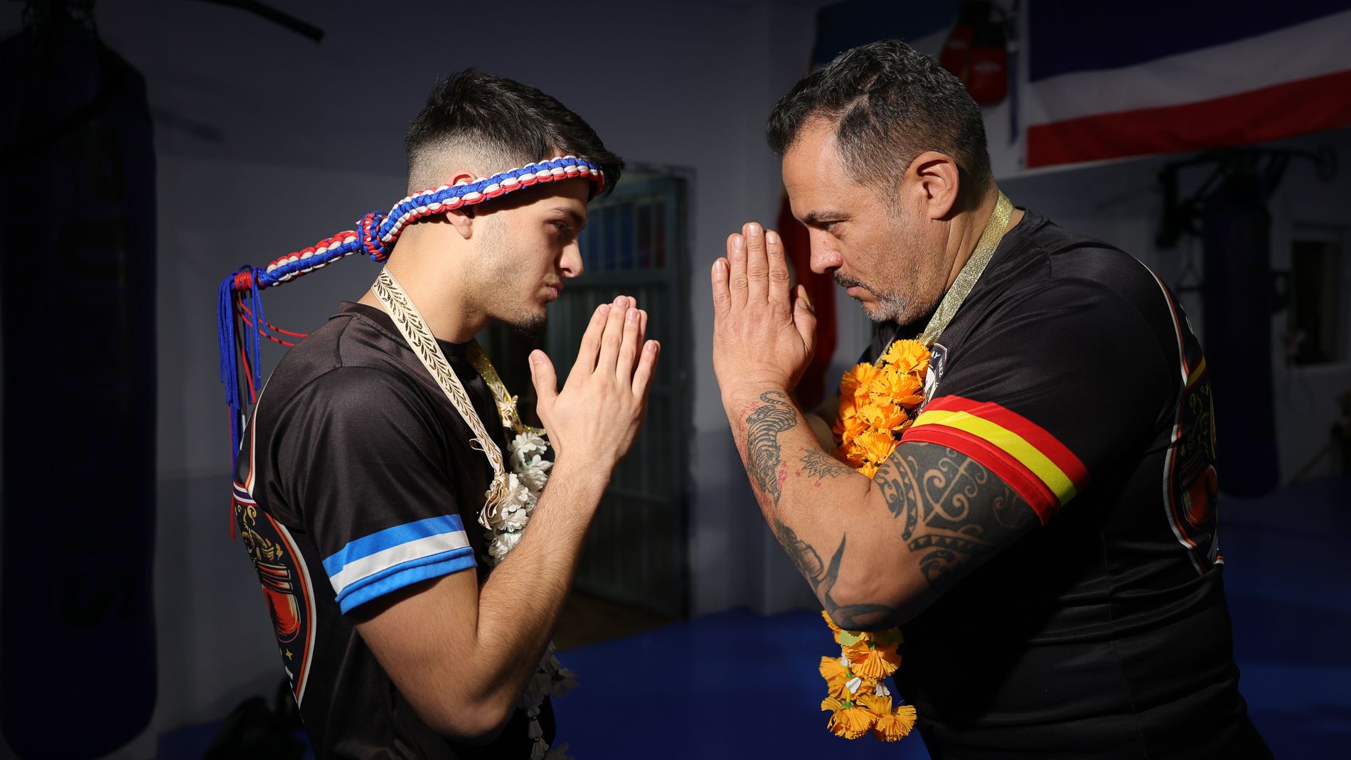 Saludo entre el entrenador y el luchador en un entrenamiento de muay thai.