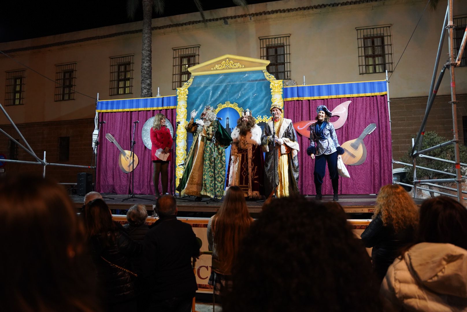 La coincidencia de fechas hizo a los Reyes Magos aparecer en el escenario de la Pestiñá este viernes.  