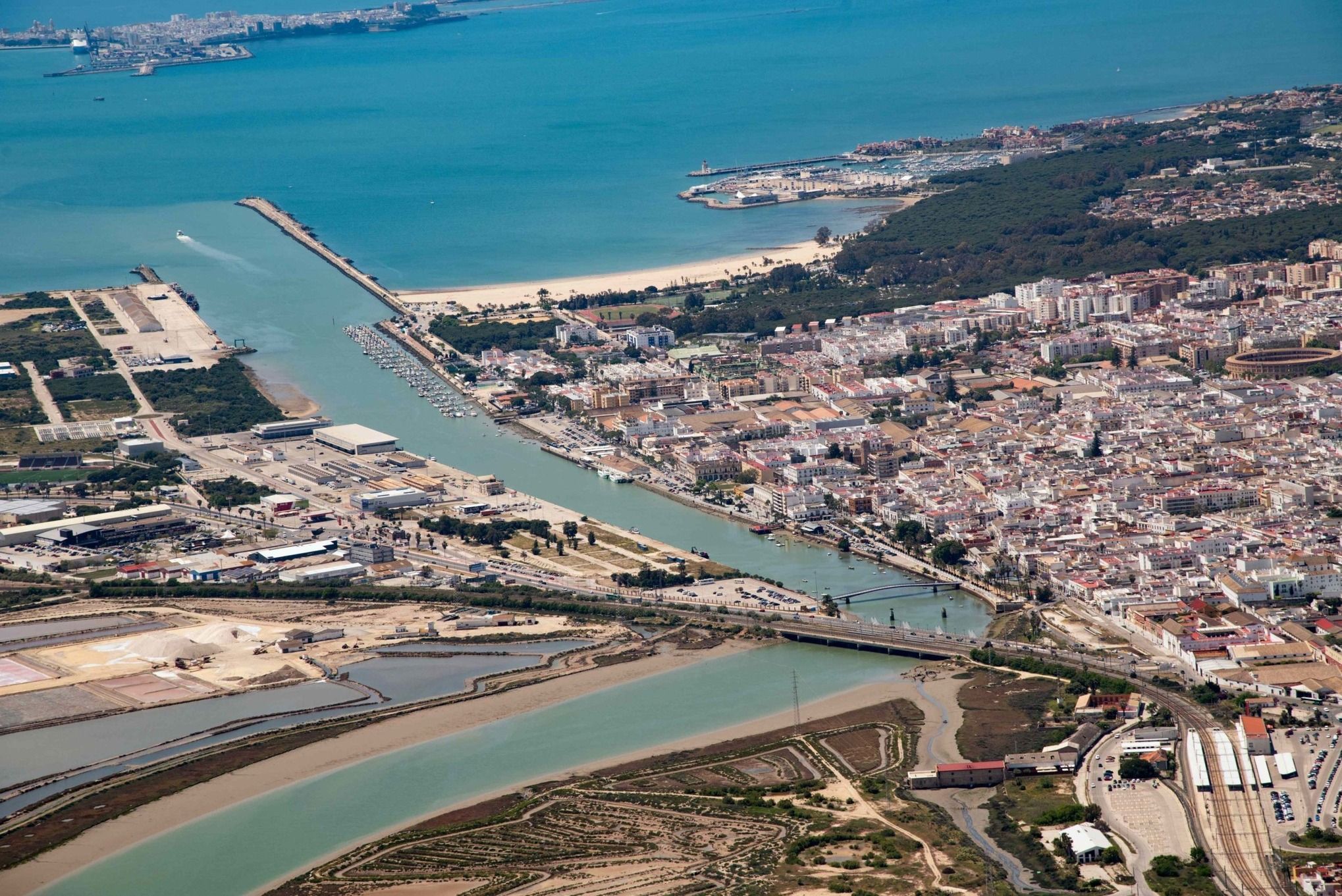 Vista aérea la zona de El Puerto que albergará una nave módulo de engorde de seriola.