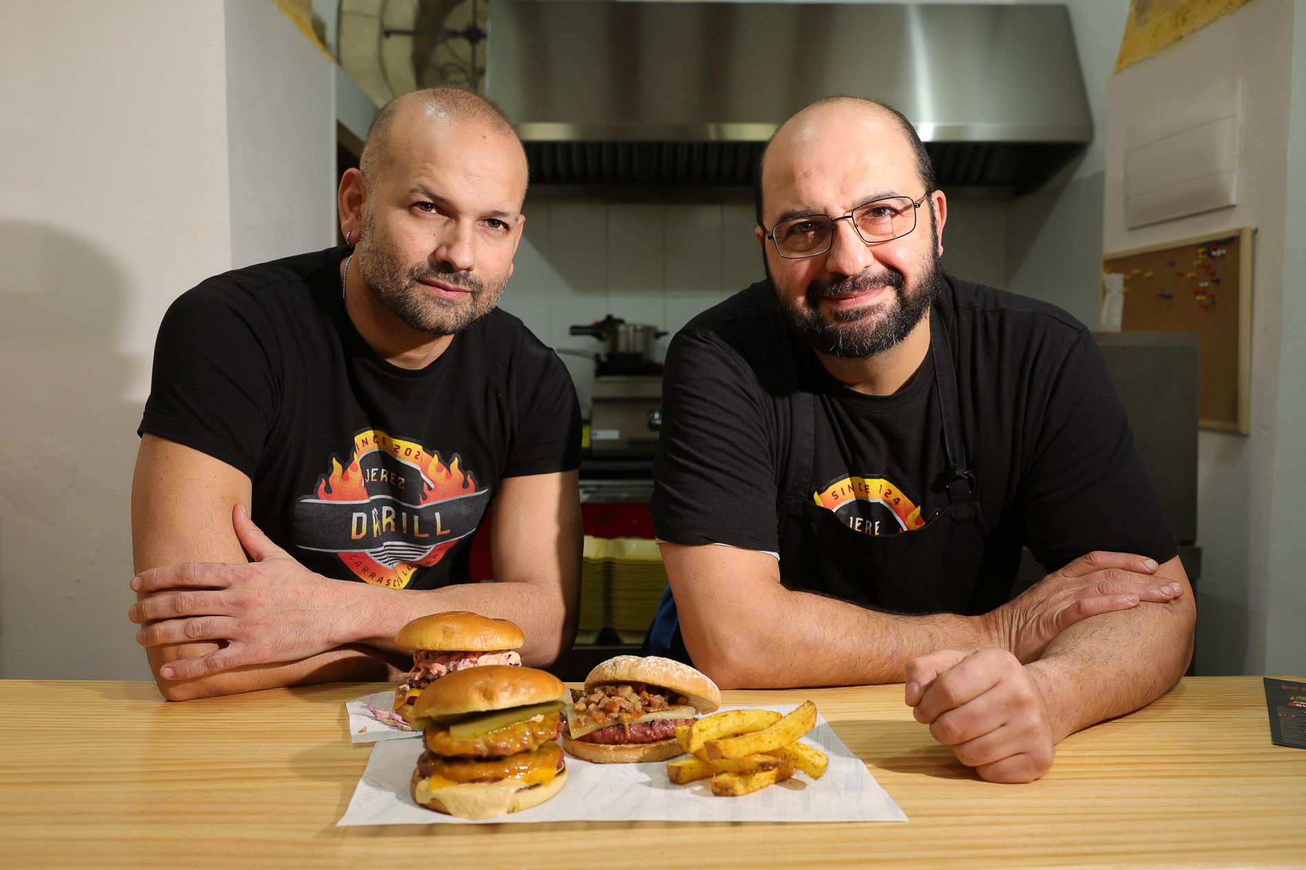 Manu Carrasco y Joseph Lubart, los dueños de DaGrill, donde se ofrecen hamburguesas con un sello propio.