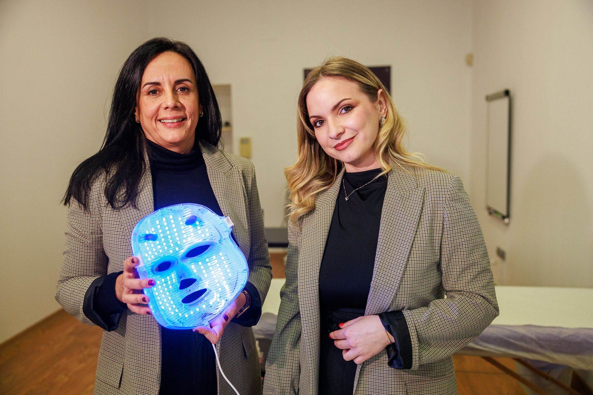 Elena Moreno y Saray Benito impulsan un centro de formación estética en el centro de Jerez. 